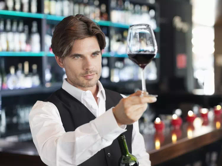 Mężczyzna trzymający kieliszek z winem