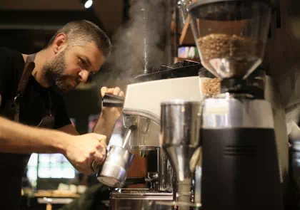 Barista robiący kawę