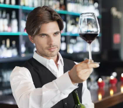 Osoba trzymająca kieliszek z winem